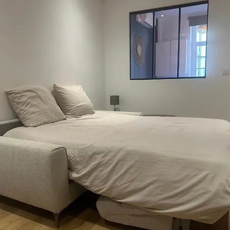 Centre Historique, Climatise, Entierement Neuf Apartment