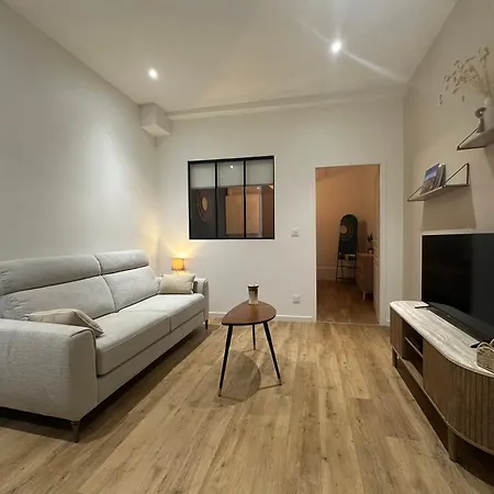 Centre Historique, Climatise, Entierement Neuf Apartment *