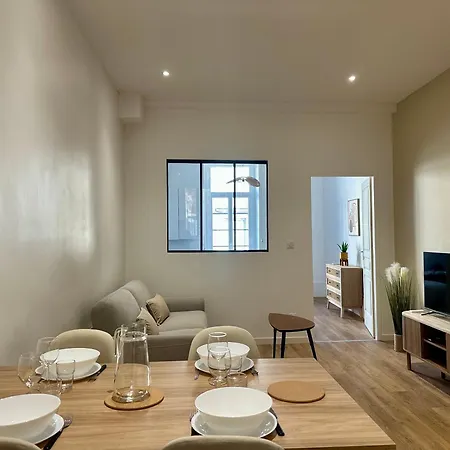 Centre Historique, Climatise, Entierement Neuf Apartment