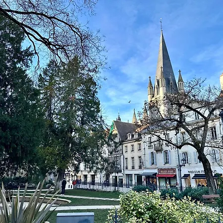 Apartment Centre Historique, Climatise, Entierement Neuf