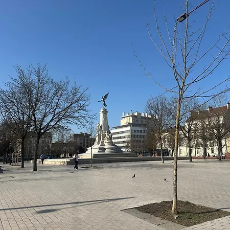 Centre Historique, Climatise, Entierement Neuf Apartment