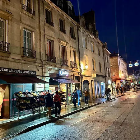 Centre Historique, Climatise, Entierement Neuf